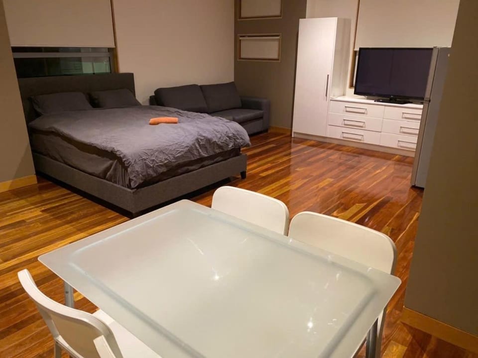 Bed, TV and multimedia, Seating area, Evening entertainment, Bedroom