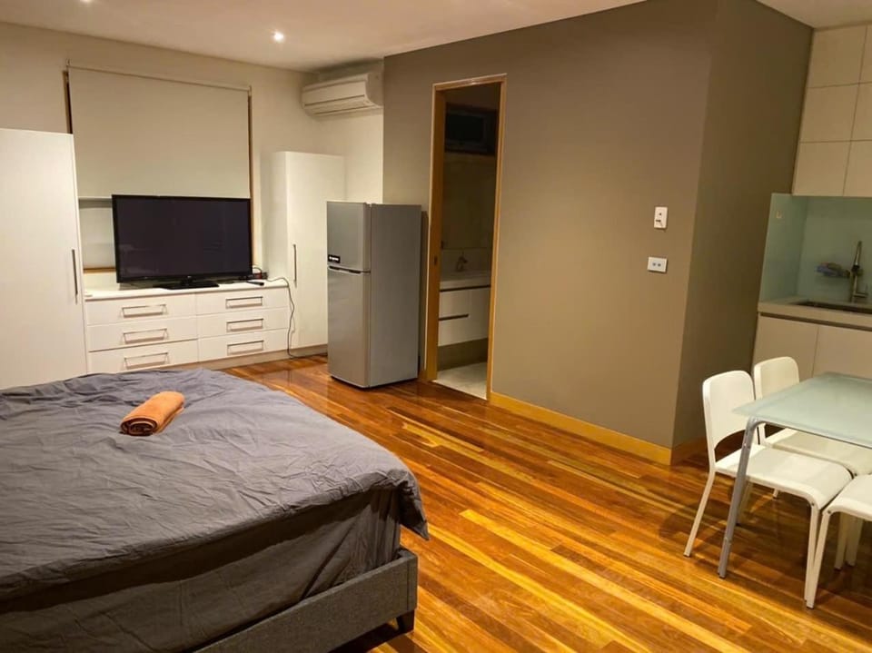 Bed, TV and multimedia, Bedroom, wardrobe