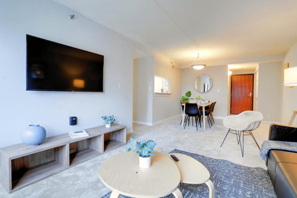 TV and multimedia, Living room, Seating area, Dining area