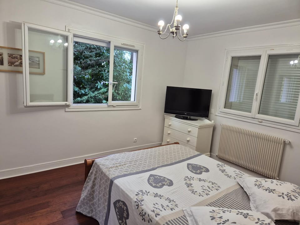 Superbe F2 rénové Terrasse fleurie Apartment in Gagny