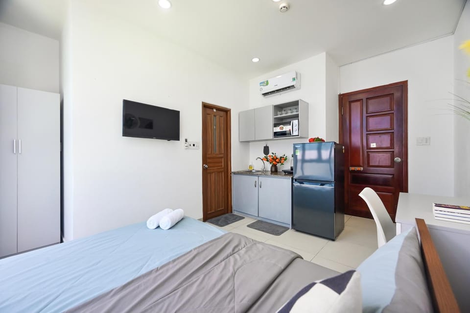 Bed, TV and multimedia, Kitchen or kitchenette, Bedroom, towels, wardrobe, air conditioner