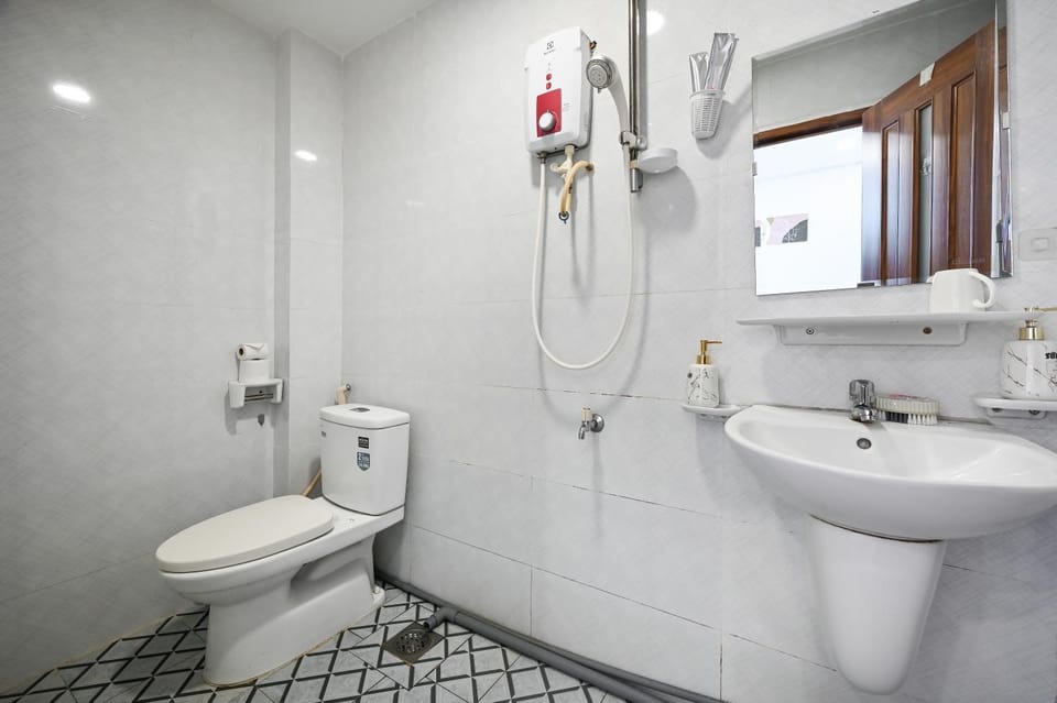 Shower, Toilet