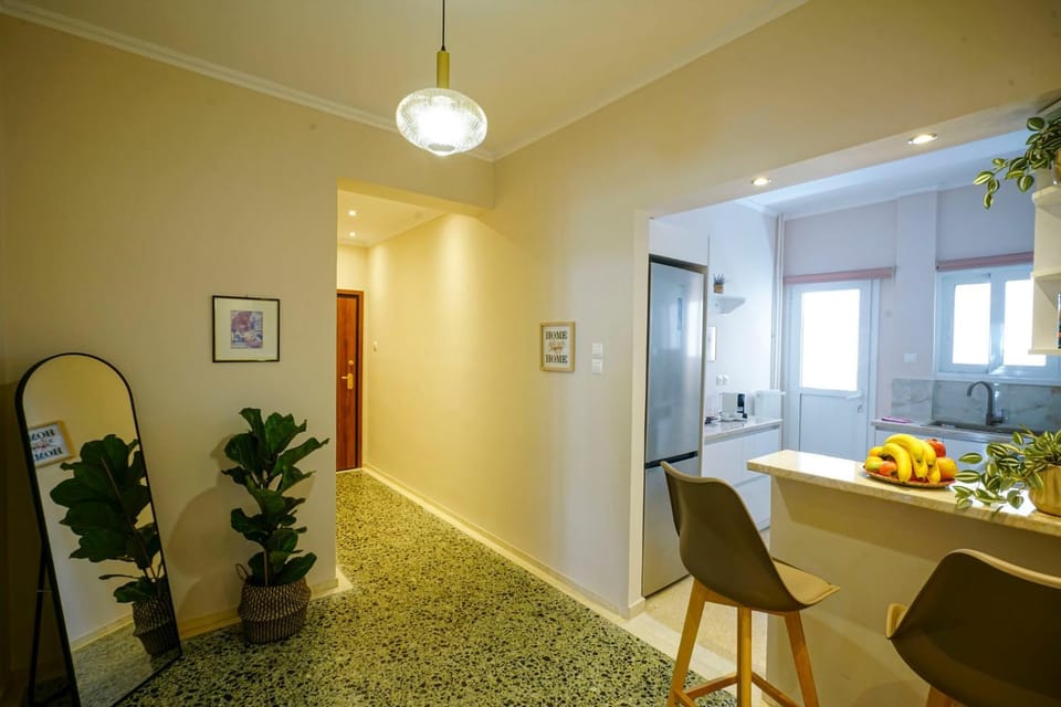 Kitchen or kitchenette, Living room, Food and drinks, Seating area, Dining area, Food