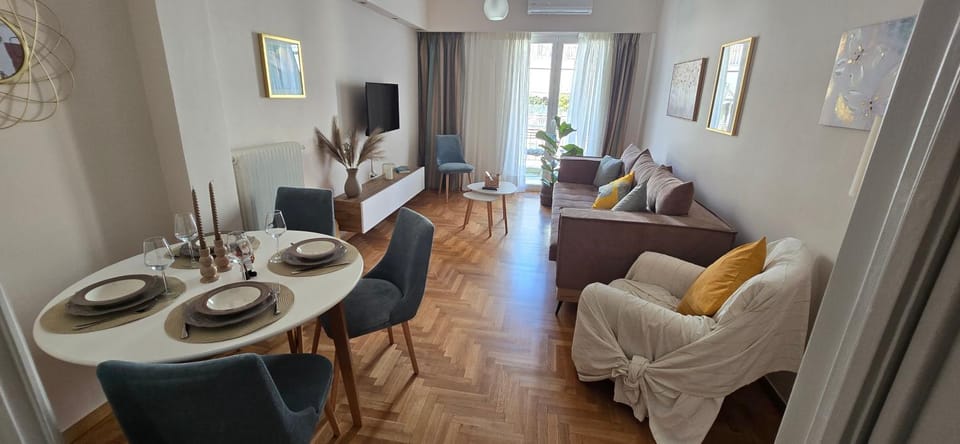 TV and multimedia, Living room, Seating area, Dining area