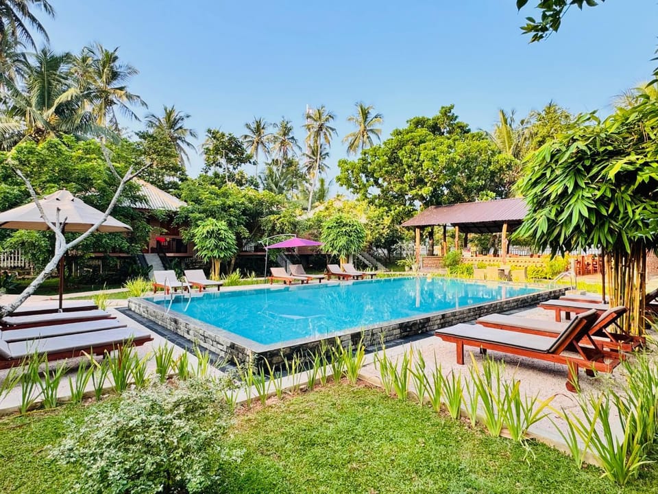 Pool view, Pool view