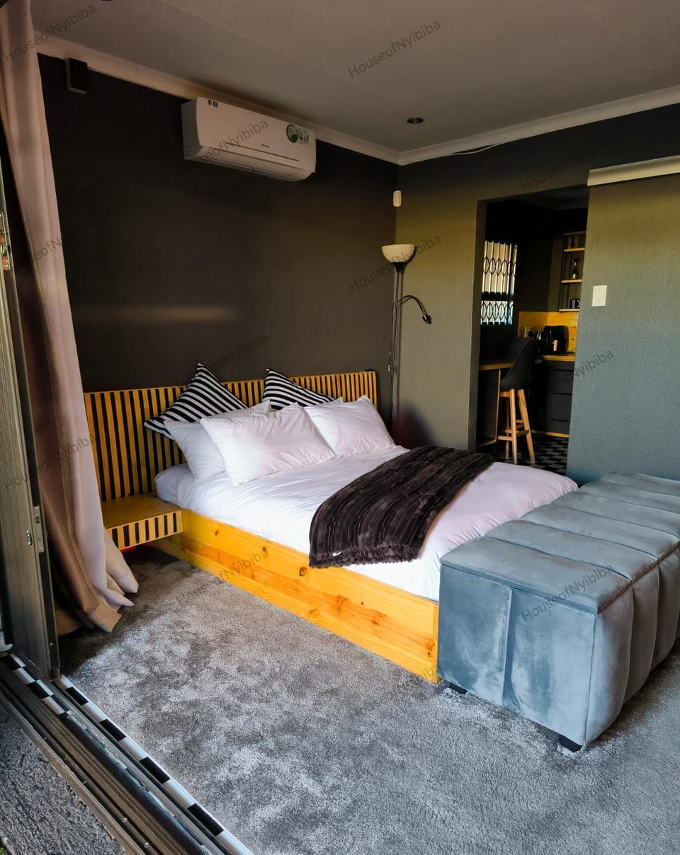Bedroom, air conditioner