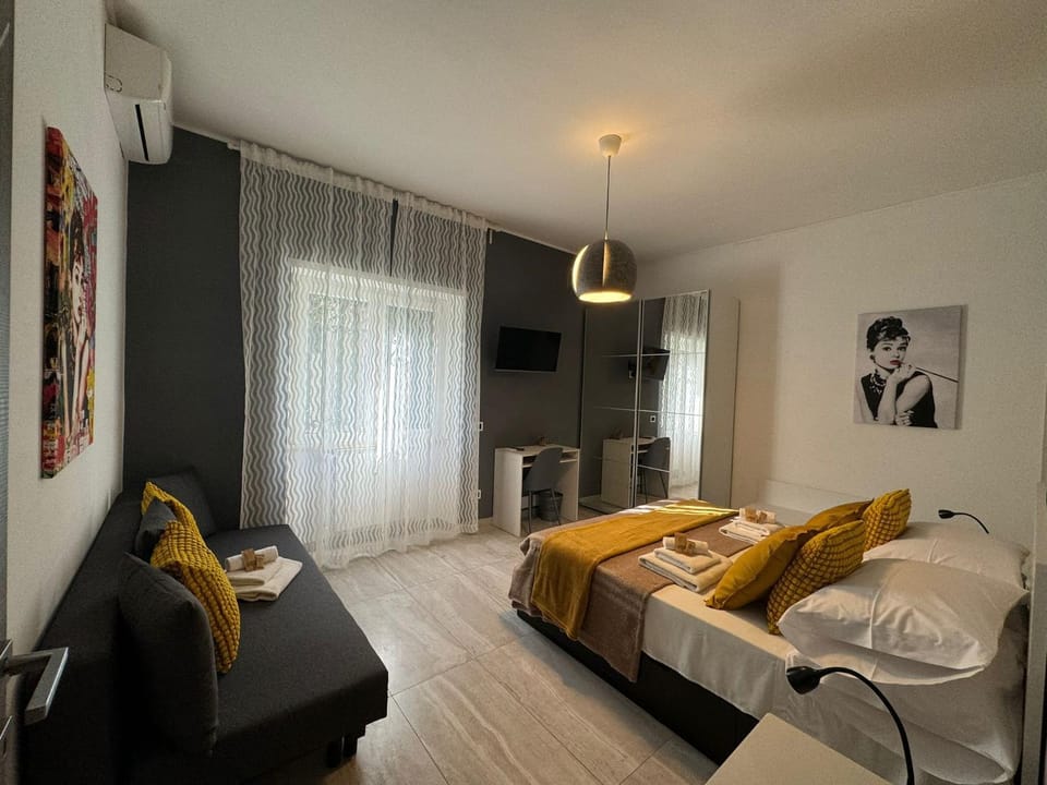 Bed, Photo of the whole room, Bedroom