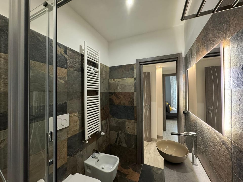 Shower, Toilet, Bathroom, bidet, towels