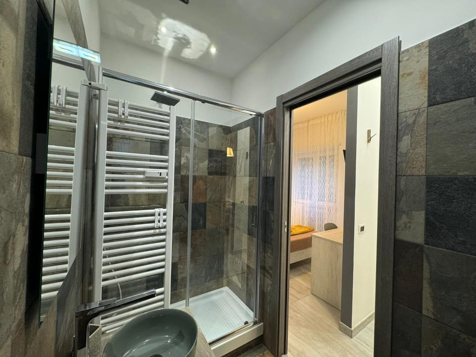 Shower, Toilet, Bathroom, bidet, towels