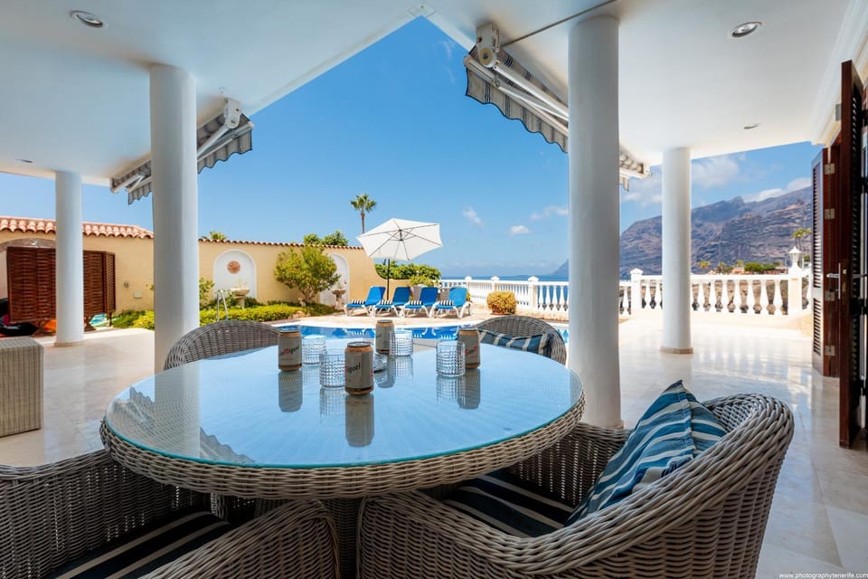 Patio, Balcony/Terrace, Living room, Seating area, Pool view