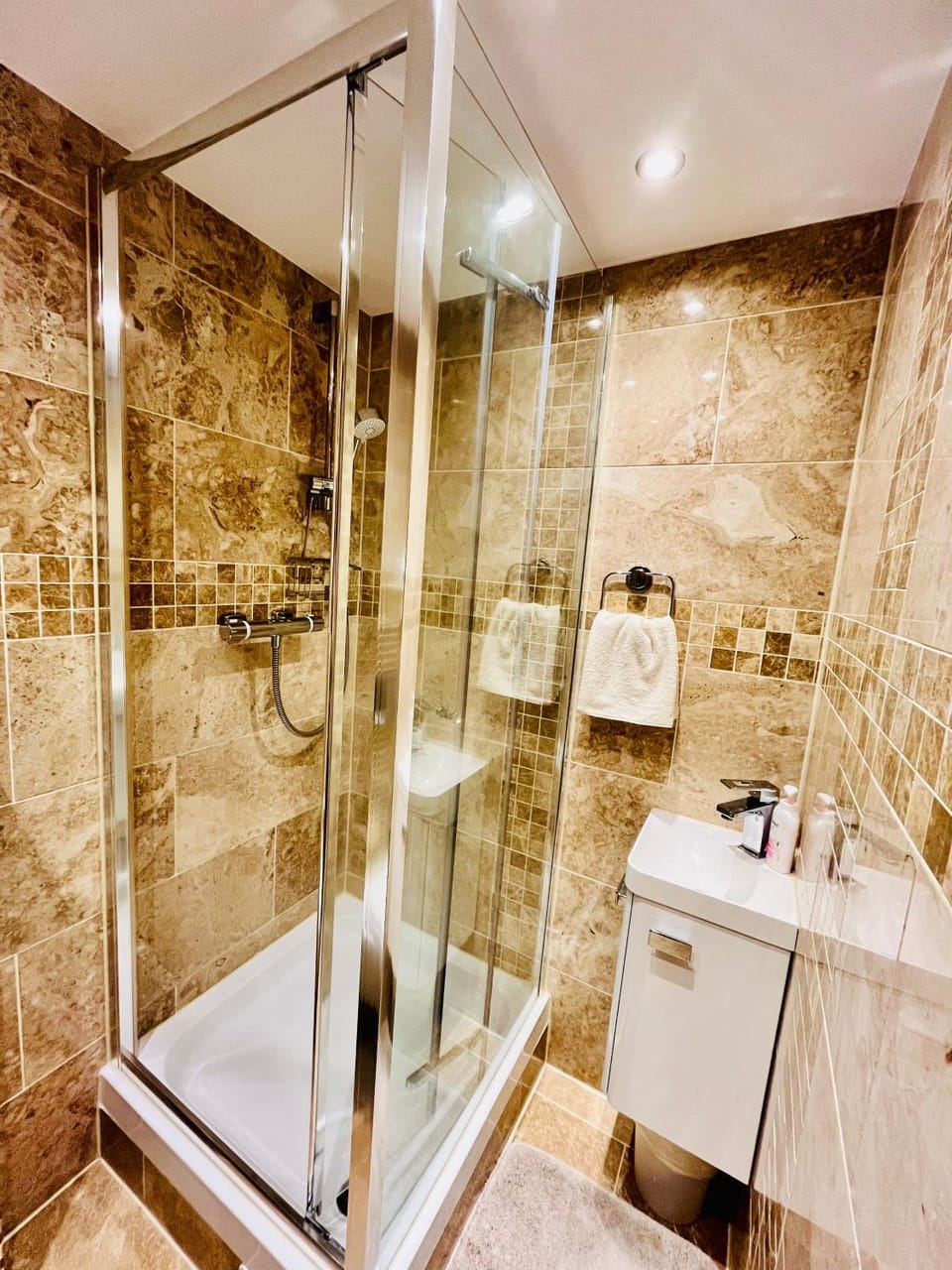 Shower, Toilet, Bathroom, towels