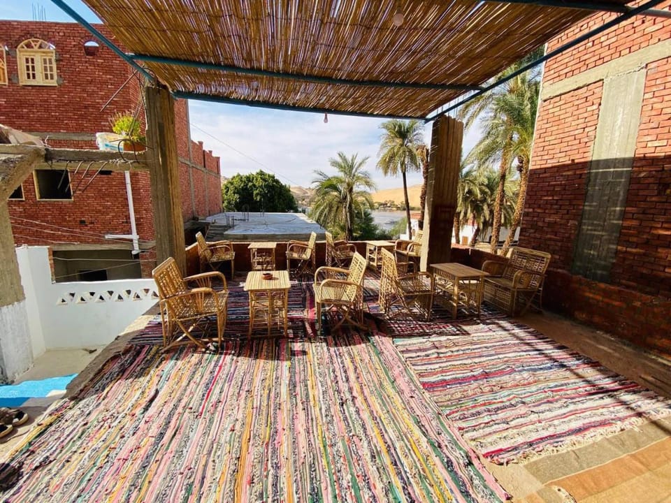 Property building, Patio, Balcony/Terrace, Balcony/Terrace, Seating area, Dining area