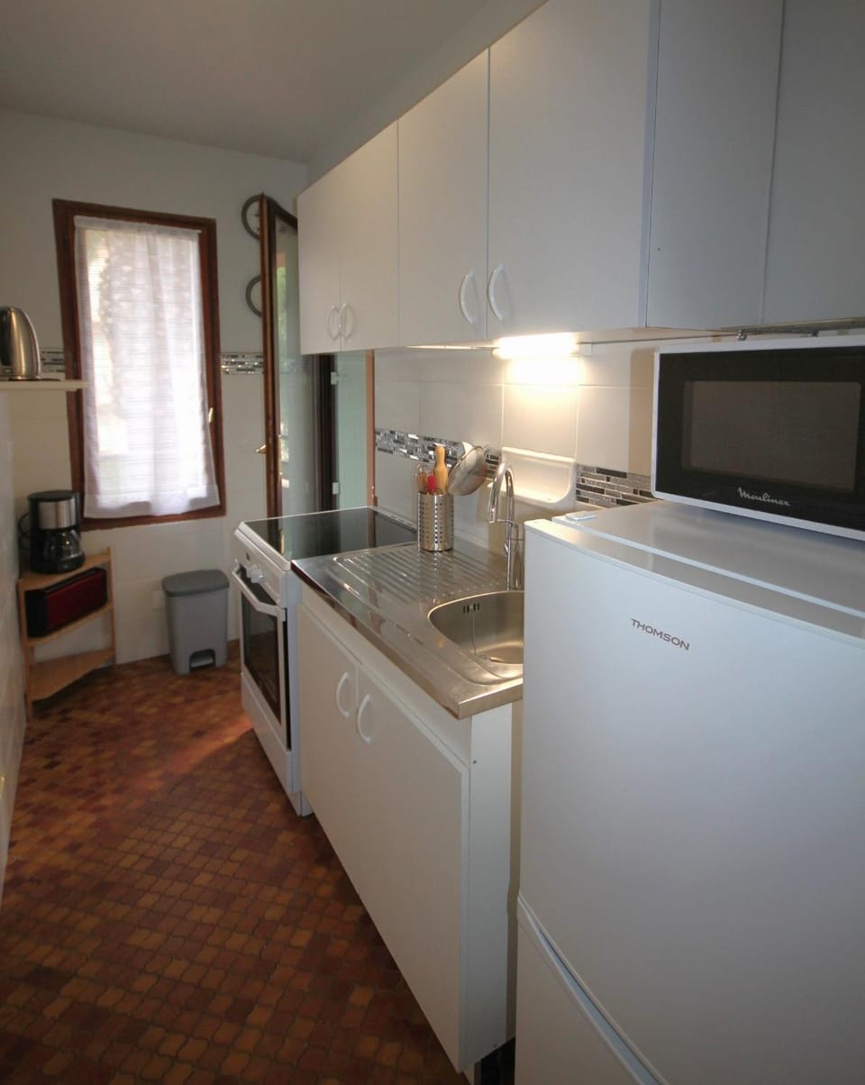 Kitchen or kitchenette, oven, stove