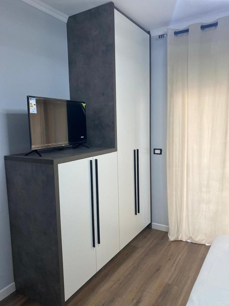 Photo of the whole room, wardrobe