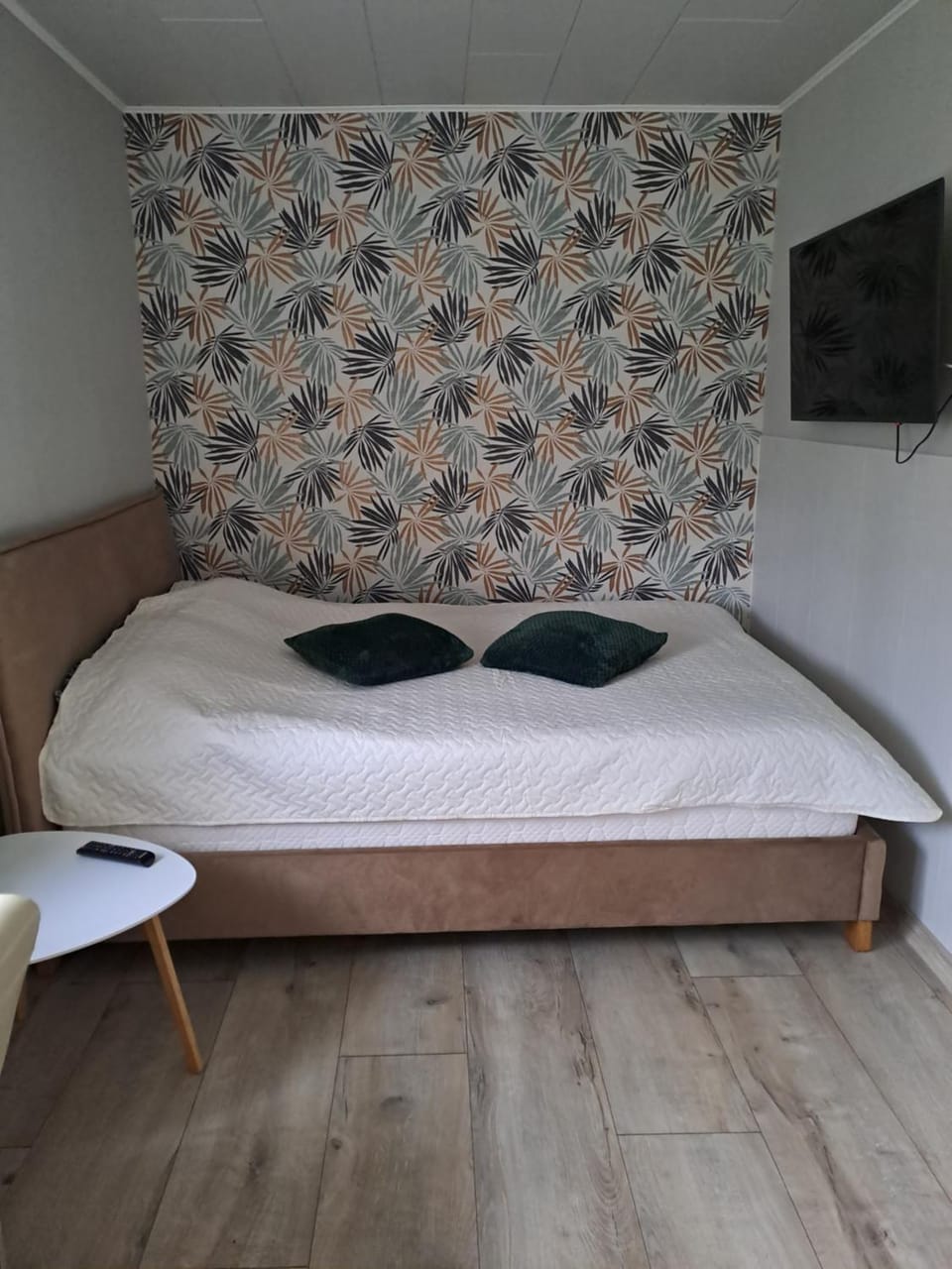 Bed, TV and multimedia, Bedroom