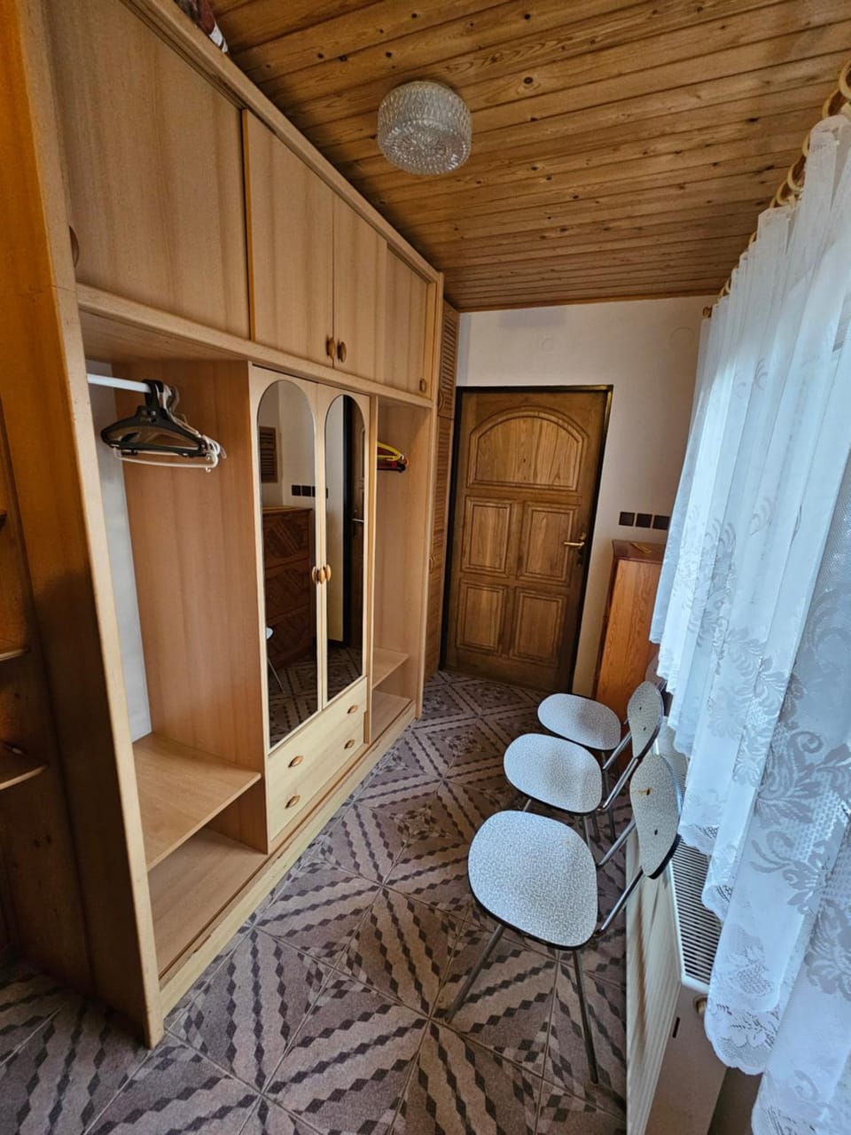 Facade/entrance, wardrobe