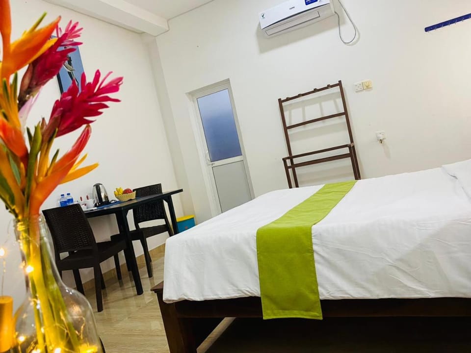 Bed, Photo of the whole room, Bedroom, air conditioner