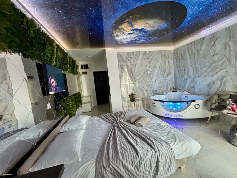 R U B I room by 50 shades Apartment in Romania