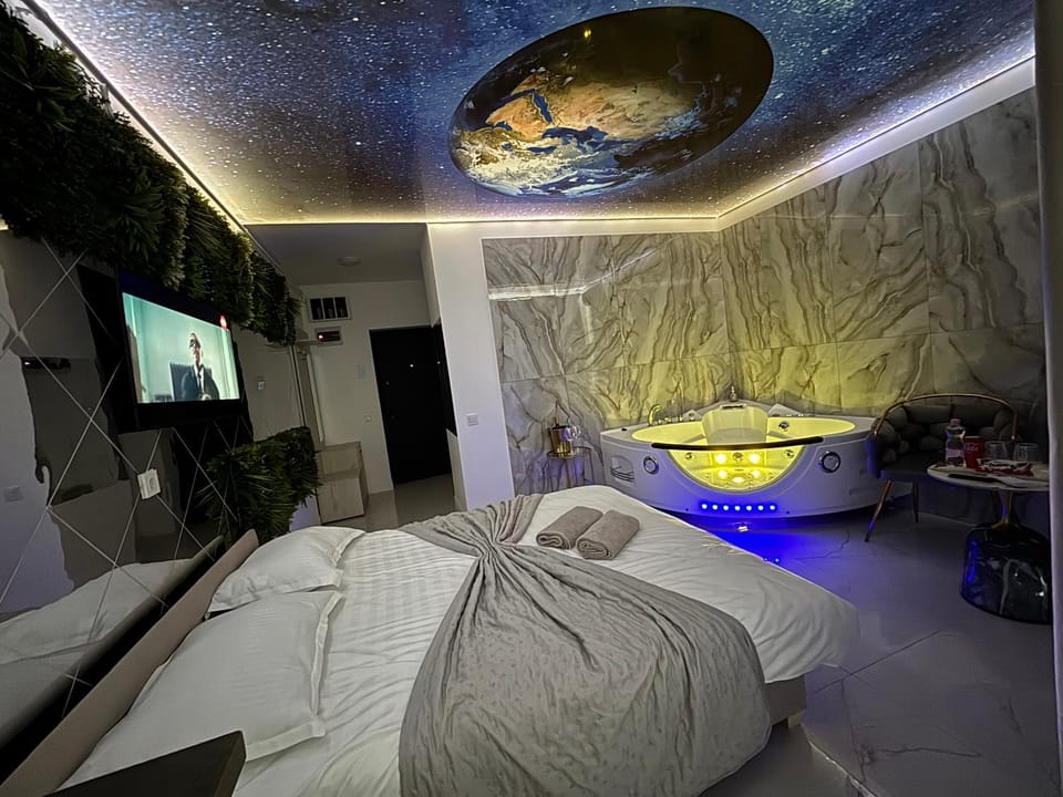 R U B I room by 50 shades Apartment in Romania