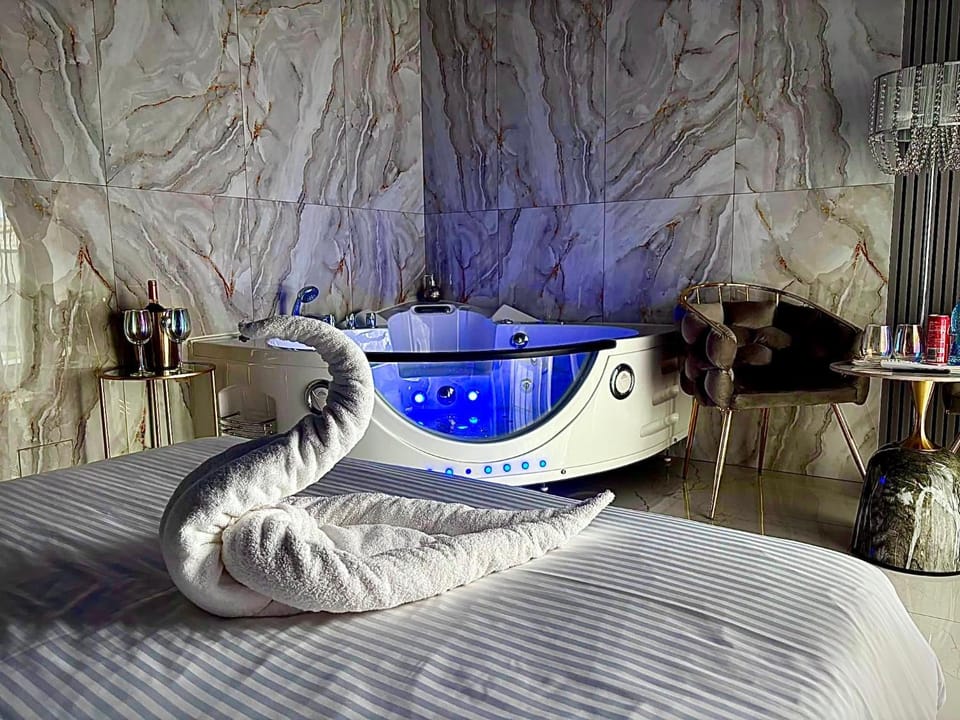 R U B I jacuzzi room by 50 shades Apartment in Romania