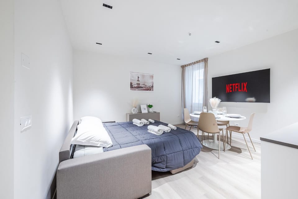 Bed, TV and multimedia, Living room, Seating area, Dining area