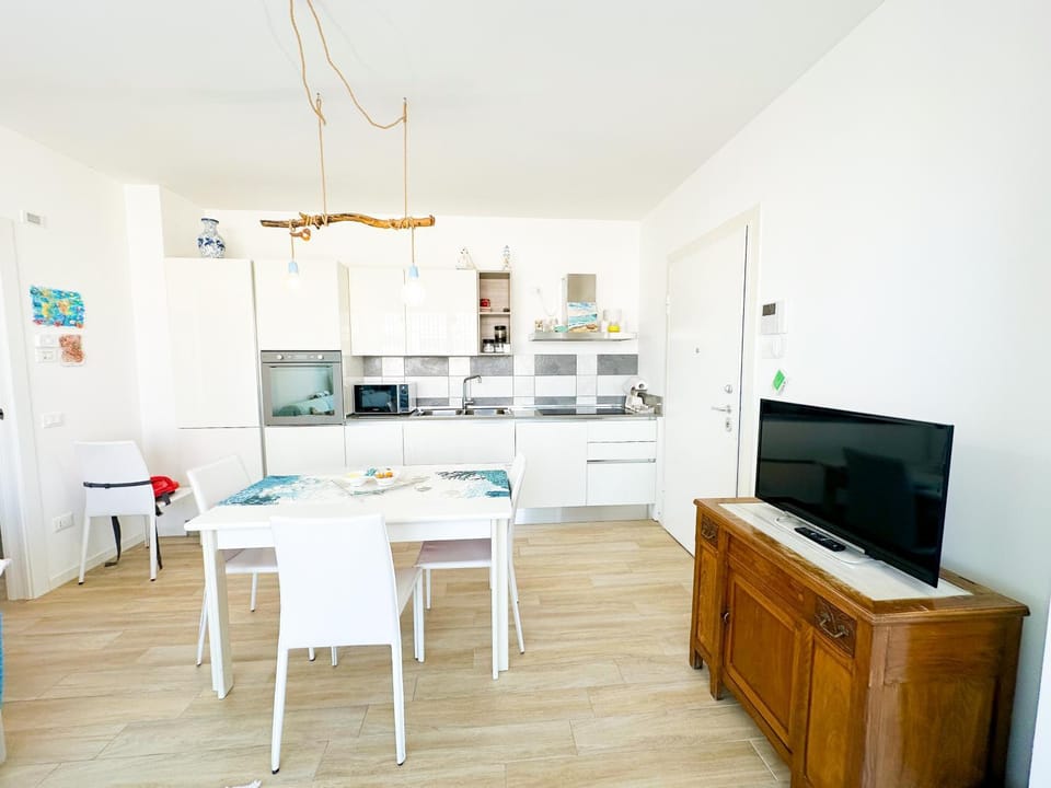 TV and multimedia, Kitchen or kitchenette, Dining area, oven, stove