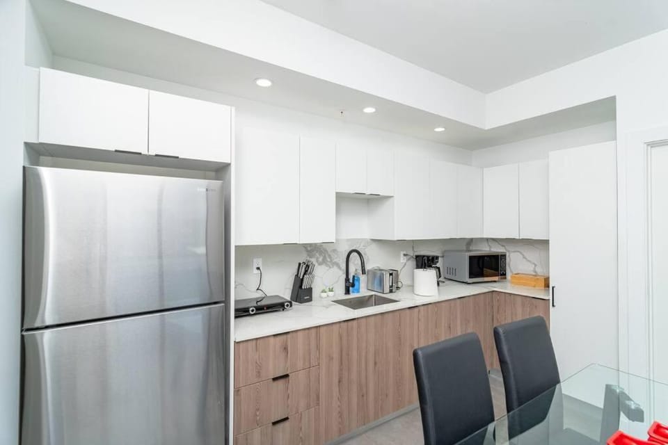 Coffee/tea facilities, Kitchen or kitchenette, Dining area, oven, stove