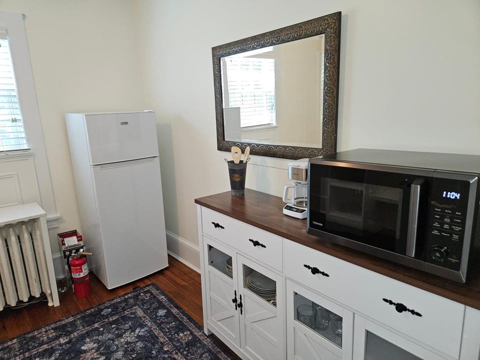Kitchen or kitchenette, oven