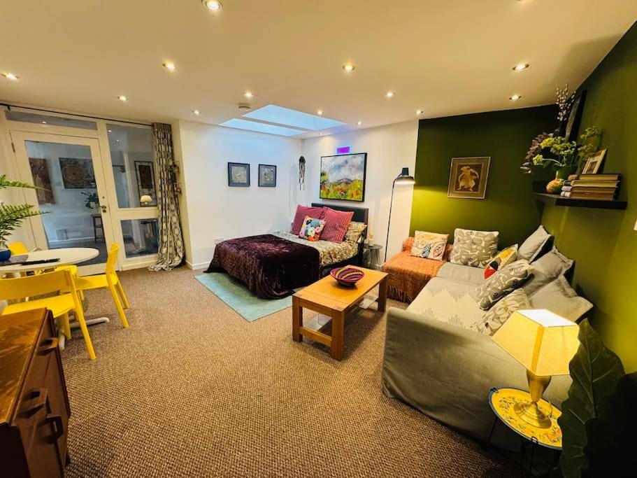 #11 Impressive and Spacious Studio Sleeps 4 - Perfect for Contractors and Families - Free Parking Apartment in Birmingham