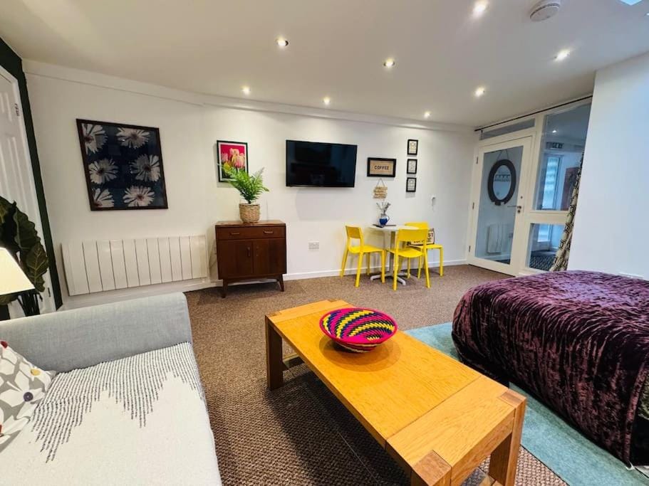 #11 Impressive and Spacious Studio Sleeps 4 - Perfect for Contractors and Families - Free Parking Apartment in Birmingham