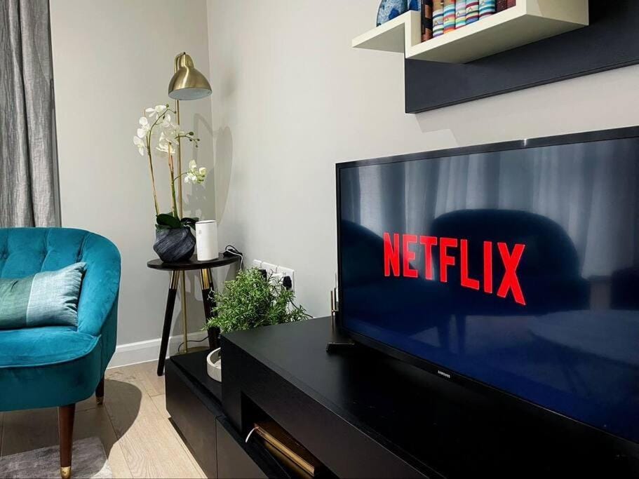 TV and multimedia, Living room, Seating area, Evening entertainment