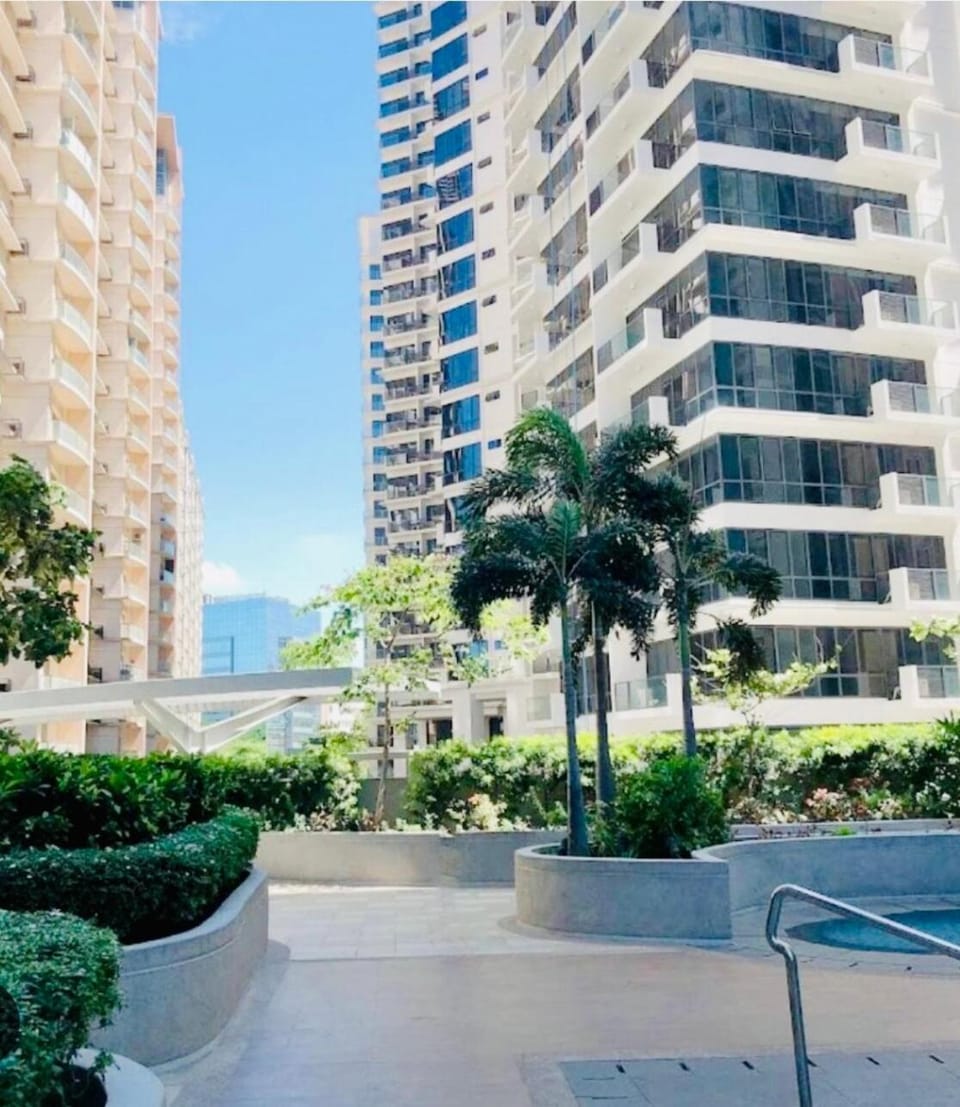 Enter Home with Nature View Apartment in Makati