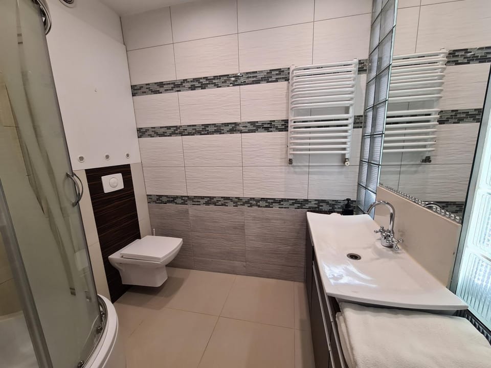 Shower, Toilet, Bathroom, towels