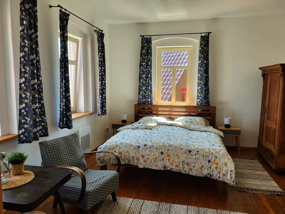 Bed, Living room, Seating area