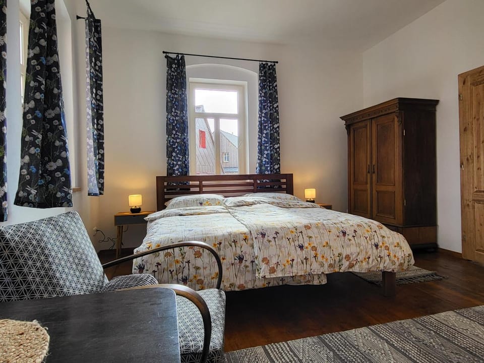 Bed, Living room, Seating area, Bedroom