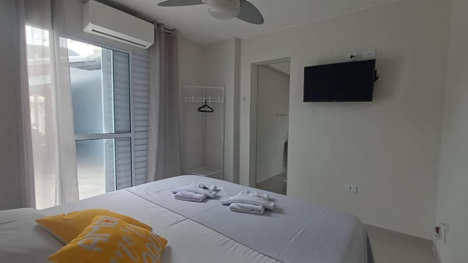 Bed, TV and multimedia, Bedroom, towels, air conditioner