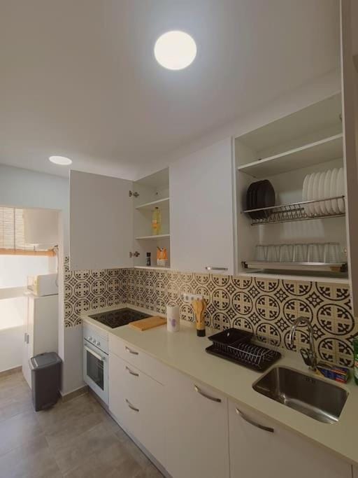 Kitchen or kitchenette, dishwasher, stove