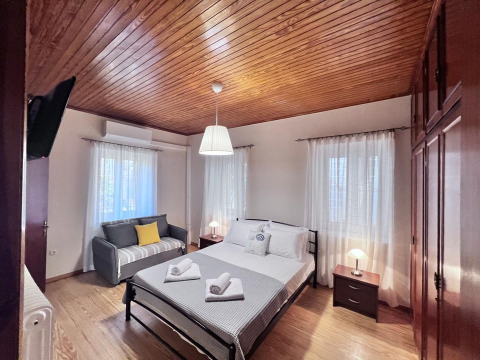 Bed, TV and multimedia, Photo of the whole room, Bedroom, towels