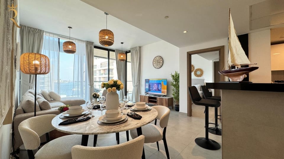 TV and multimedia, Coffee/tea facilities, Kitchen or kitchenette, Living room, Food and drinks, Seating area, Dining area, Food, minibar
