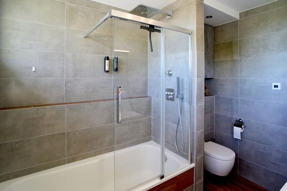 Shower, Toilet, Bathroom, towels