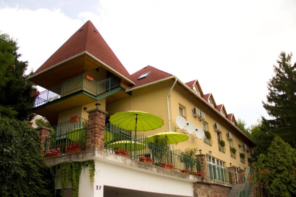 Property building, Spring, Day, Garden, View (from property/room), Balcony/Terrace, Garden view