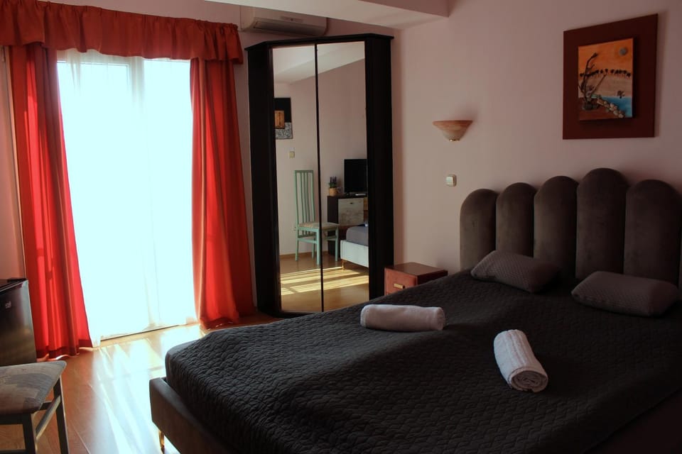 Bed, TV and multimedia, Photo of the whole room, Bedroom, towels