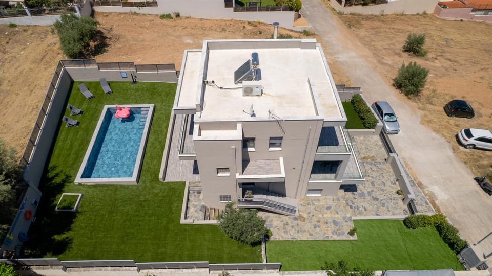 Property building, Bird's eye view, Pool view, Swimming pool, Swimming pool, Parking, sunbed