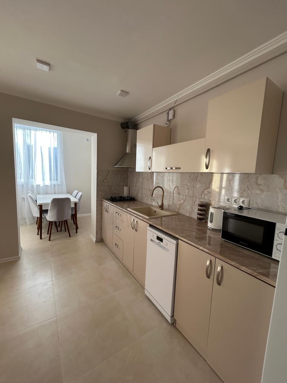 Kitchen or kitchenette, Dining area, dishwasher