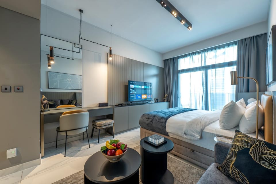 Bed, TV and multimedia, Living room, Photo of the whole room, Seating area, Bedroom