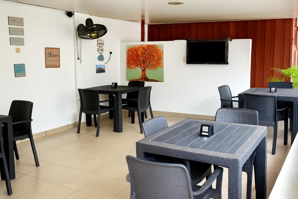 Restaurant/places to eat, Lounge or bar, minibar