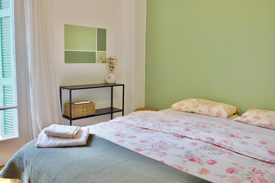 Bed, Bedroom, towels