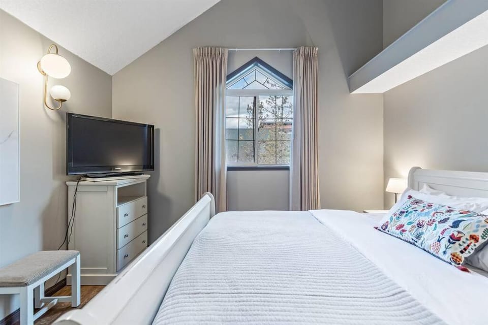 Relaxing Mountain Getaway at Mystic Springs House in Canmore