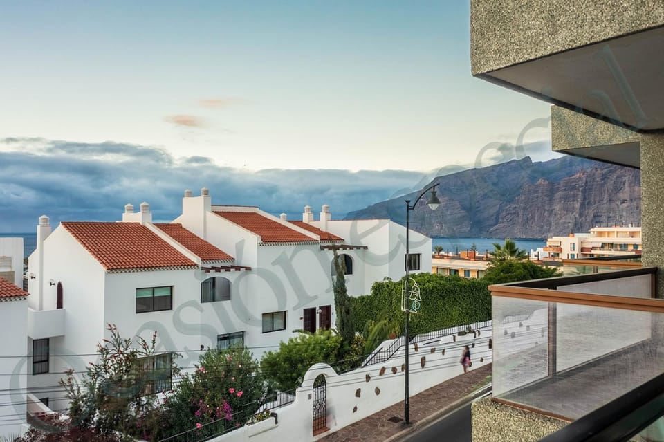 Nearby landmark, Neighbourhood, Natural landscape, City view, Mountain view, Sea view, Street view