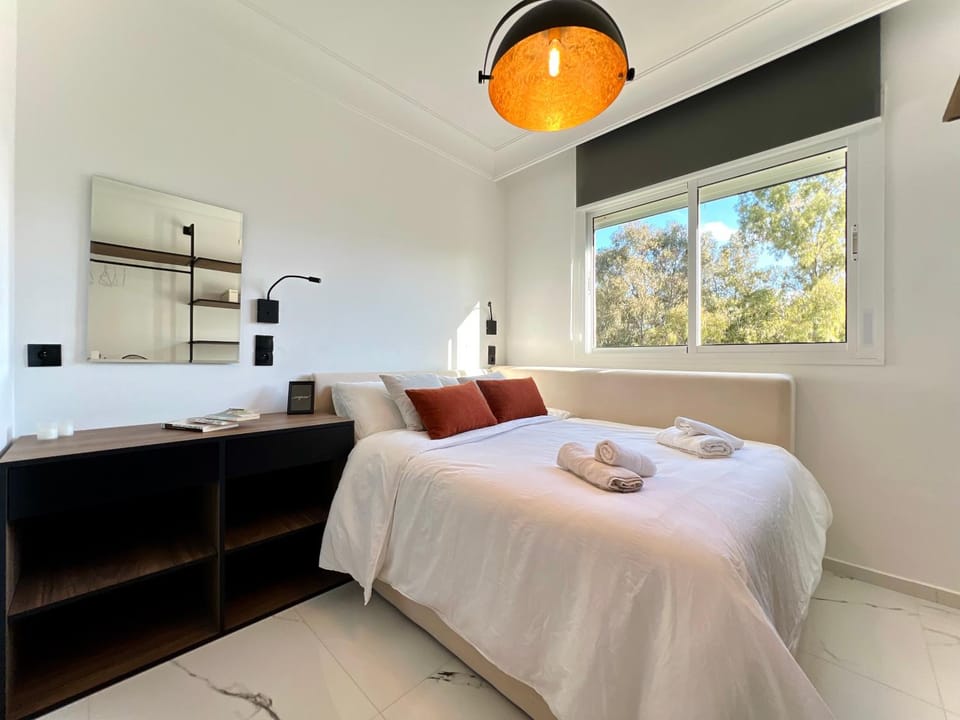 Bed, Photo of the whole room, Bedroom, towels